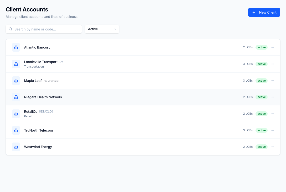 Gestion des comptes clients — chaque compte client que le locataire opère, avec code, industrie, nombre de LDA et statut. Filtrable par statut ; création en un clic ouvre le tiroir de compte ; cliquer une rangée ouvre un panneau de détail pour la gestion des LDA, les dates de contrat et les coordonnées. Le plan de travail des opérations de l'équipe de comptes, pas un ticket d'ingénierie. Chaque mutation est protégée par MFA et journalisée à l'audit conformément à la spec 12.