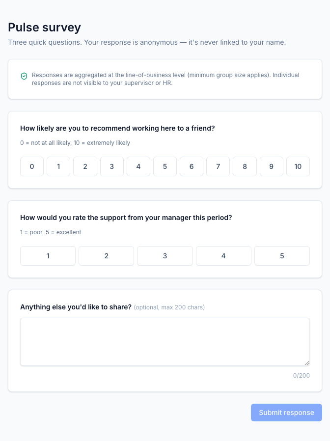 Ce que voit l'agent — le sondage éclair s'ouvre depuis un lien à jeton, sans connexion ni habillage de l'application, ce qui préserve l'anonymat. Trois questions rapides (eNPS, une note sur le soutien du gestionnaire et un commentaire facultatif) au-dessus d'un avis indiquant que les réponses sont agrégées au niveau de la ligne d'affaires (LDA) avec une taille de groupe minimale, et ne sont jamais montrées individuellement à un superviseur ou aux RH.