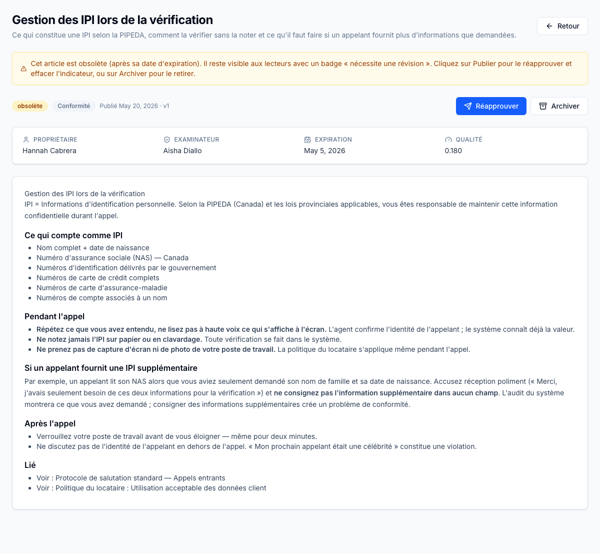 Gestion des RPI lors de la vérification basculé à périmé par le balayage nocturne — l'en-tête d'article montre le badge d'état périmé, la catégorie Conformité, le Propriétaire assigné (Hannah Cabrera), le Réviseur (Aisha Diallo), et la date d'expiration passée (5 mai) qui a déclenché le basculement. Les articles périmés servent toujours les agents avec un badge « à réviser » donc la confiance est signalée; la passe 2 du balayage escalade au réviseur si le propriétaire n'agit pas à temps.