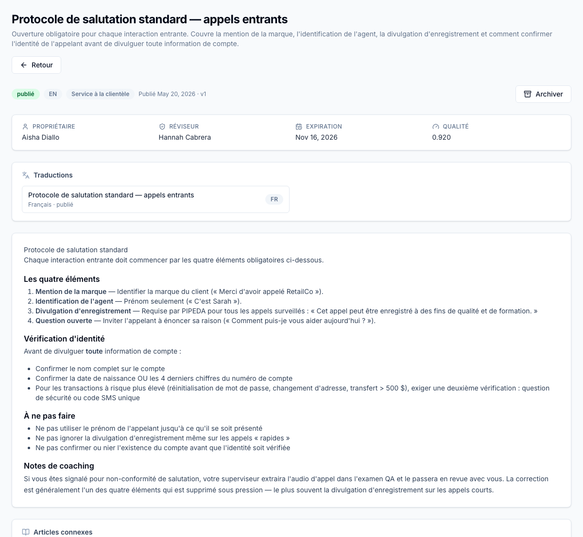 Détail du Protocole de salutation standard avec le panneau Traductions — l'article EN (locale=en) est publié, et un frère français (« Protocole de salutation standard — appels entrants ») vit dans le même translation_group_id avec son propre état, propriétaire et chaîne de versions. Le bouton Traduire dans l'en-tête démarre des frères dans une autre langue; les modifications du contenu source signalent translation_stale_at des frères; la publication du frère l'efface. Le portail client sert automatiquement la langue qui correspond au preferred_language de l'appelant.