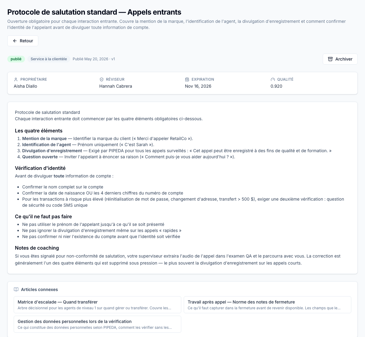 Détail d'article avec corps versionné — le Protocole de salutation standard publié avec badge d'état, catégorie, propriétaire (Aisha Diallo), réviseur (Hannah Cabrera), date d'expiration et indice de qualité. Le panneau Articles connexes sous le corps propose trois suggestions épinglées par l'éditeur. Les éditeurs travaillent sur des brouillons et publient seulement lorsque prêts; l'archivage ne détruit jamais la chaîne de versions.