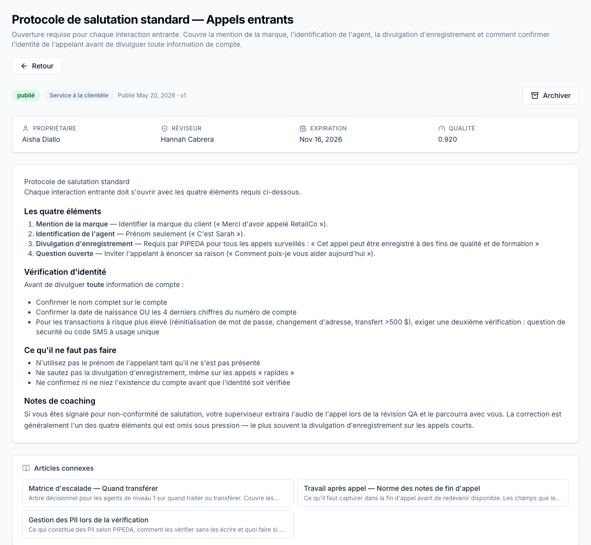 Détail du Protocole de salutation standard avec le panneau Articles connexes — trois suggestions épinglées par l'éditeur (Matrice d'escalade, Travail post-appel, Gestion des RPI) figurent sous le corps. Les agents arrivent sur la prochaine procédure la plus pertinente sans repasser par la recherche; les éditeurs remplacent les suggestions algorithmiques TF-IDF quand la curation est plus précise que la similarité.