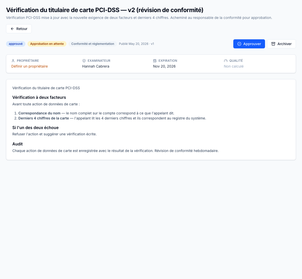 Porte de révision de conformité — l'article Vérification du titulaire de carte PCI-DSS est en état approuvé avec un badge de révision « En attente d'approbation » pendant que Hannah Cabrera signe. L'action Approuver est réservée au réviseur assigné; l'article reste dans cet état jusqu'à ce que le réviseur le marque approuvé. La piste d'audit capture les décisions soumettre / approuver / rejeter, la version de l'article que chaque réviseur a vue, et l'horodatage. La chaîne se réinitialise à l'édition donc les réviseurs ne signent jamais une version qu'ils n'ont pas vue.