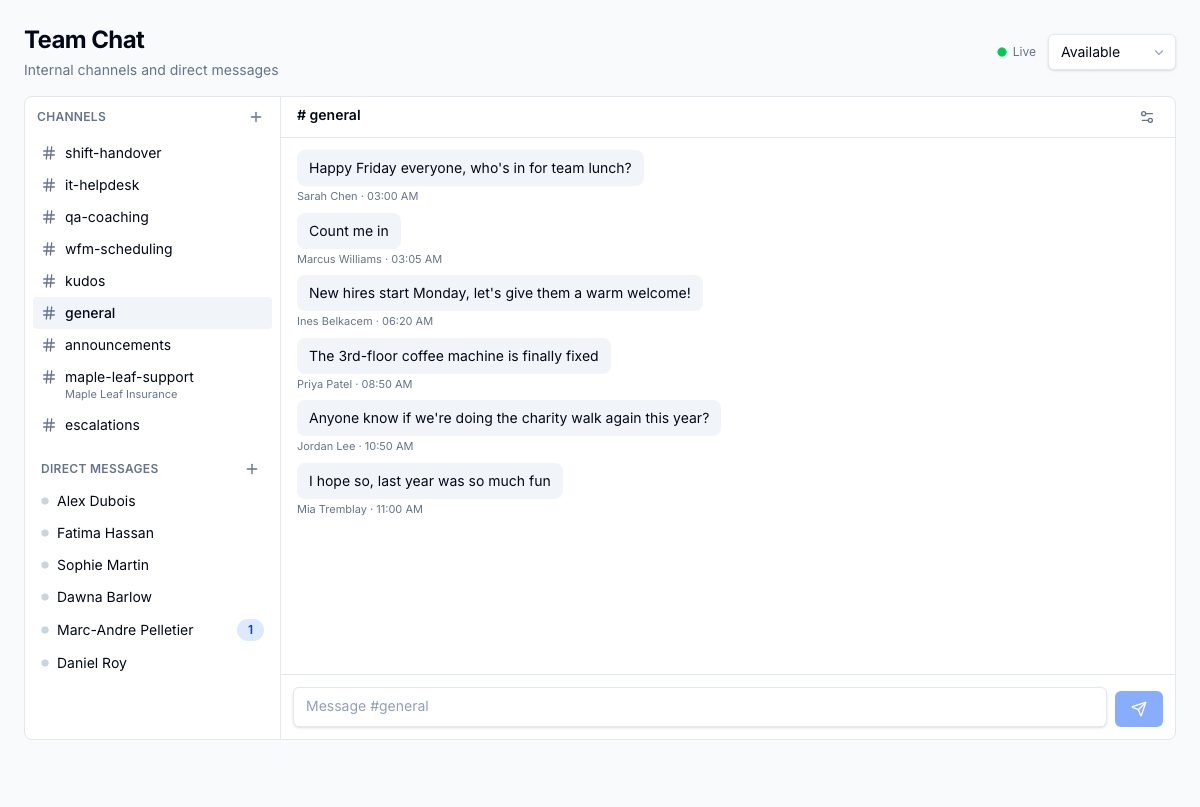 Les messages arrivent en temps réel, et la présence montre qui est en ligne et disponible pour prendre du travail à l'instant.